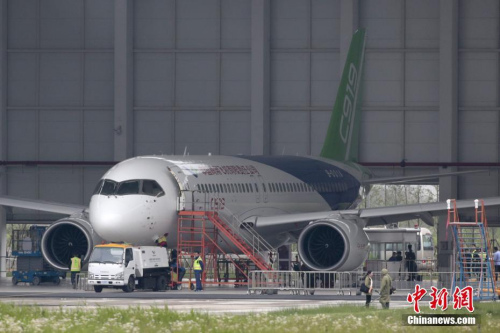 5月4日，一架國(guó)產(chǎn)大飛機(jī)C919在機(jī)庫(kù)內(nèi)做首飛前最后的準(zhǔn)備。中新社記者 張亨偉 攝